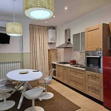Lemon House In The Center Pesante Apartment *